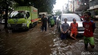 Sontak, genangan setinggi 30 cm itu menjadi tempat main air anak-anak.