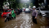 Sementara itu, sejumlah kendaraan tampak hati-hati saat melintasi jalan yang terendam banjir.