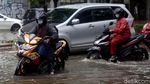 90 Menit Diguyur Hujan, Bungur Besar Jakpus Tergenang, Motor Mogok