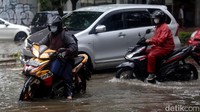 Selain karena hujan deras yang mengguyur wilayah Jakarta, banjir juga terjadi akibat buruknya drainase.