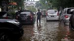 90 Menit Diguyur Hujan, Bungur Besar Jakpus Tergenang, Motor Mogok