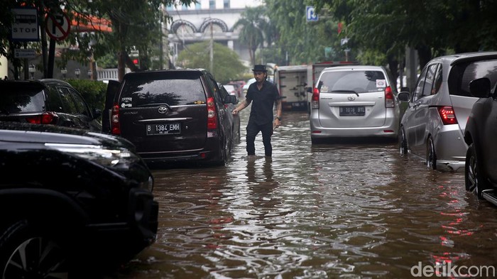Jalan Bungur Besar Jakpus Kebanjiran, Anak-anak Asyik Main Air Banjir merendam Jalan Bungur Besar, Kemayoran, Jakarta Pusat. Banjir yang merendam jalan itu pun dimanfaatkan sejumlah anak untuk bermain air. Ini potretnya.