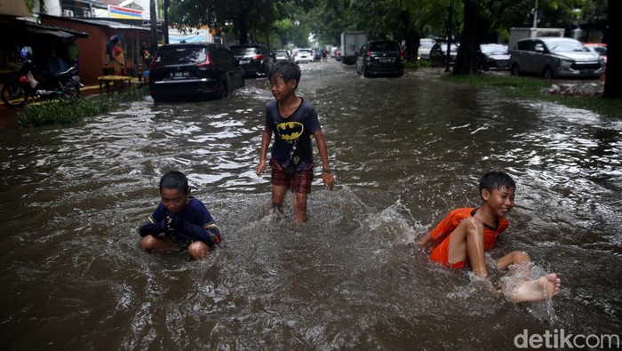 Jalan Bungur Besar Jakpus Kebanjiran, Anak-anak Asyik Main Air Banjir merendam Jalan Bungur Besar, Kemayoran, Jakarta Pusat. Banjir yang merendam jalan itu pun dimanfaatkan sejumlah anak untuk bermain air. Ini potretnya.