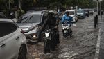 Genangan Hujan Rendam Jalan Cikini Raya