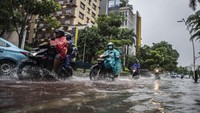 Banjir tersebut terjadi karena buruknya drainase di kawasan itu serta tingginya instensitas hujan pada Selasa (18/1) siang.