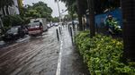 Genangan Hujan Rendam Jalan Cikini Raya