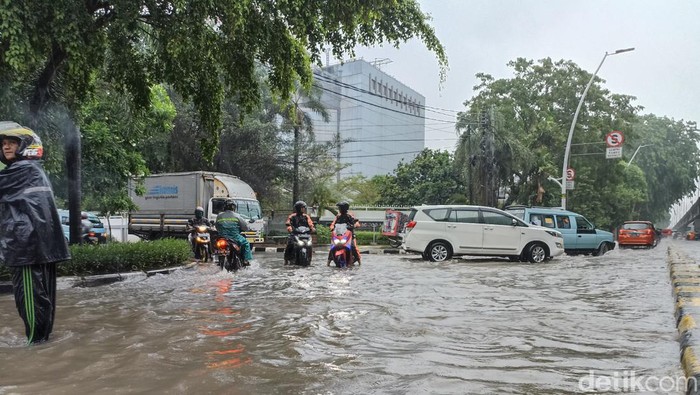 Jalan Danau Sunter Utara dan Jalan Yos Sudarso, Kecamatan Tanjung Priok, Jakut tergenang banjir. Kondisi ini disebabkan hujan yang mengguyur sejak pagi tadi. (Wildan N/detikcom)