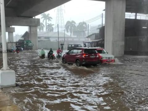 Jalan Pegangsaan Dua, Jakarta Utara (Jakut) tergenang banjir sekitar 30 cm. Sejumlah motor yang menerobos pun banjir. (dok Istimewa)