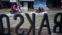 Hujan deras lebat yang mengguyur Bekasi membuat sebagian wilayah terendam banjir.