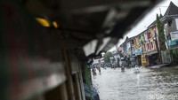 Salah satunya di Kawasan Pondok Ungu Permai ini, akses jalan yang dilalui warga terendam banjir dengan ketinggian beragam.