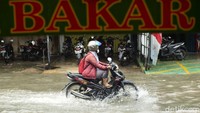 Banjir yang terjadi sejak pukul 12.00 WIB ini tak surut meski telah berlangsung selama tiga jam.