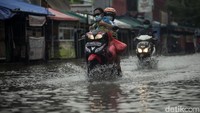 Para pengendara pun harus ekstra hati-hati saat melintasi banjir.