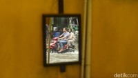 Pengendara motor menerobos banjir di Jalan Raya Pondok Ungu Permai, Babelan, Bekasi, Selasa (18/1/2022).