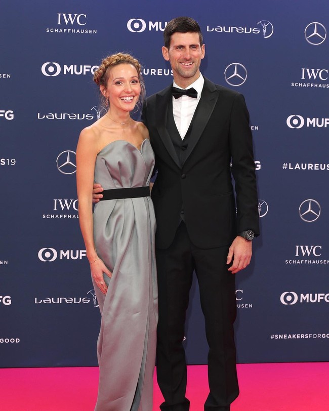 Sepanjang kariernya, Novak Djokovic sempat tersandung sejumlah skandal. Sebelum masalah antivaksin, pria tersebut pernah jadi perbincangan karena isu perselingkuhan, pemerasan, hingga siasat toilet break. Meski begitu, Jelena masih setia menemani Djokovic. Foto: Instagram @jelenadjokovicndf