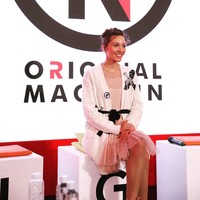 Terima kasih untuk kalian di seluruh dunia yang menggunakan suara kalian untuk mengirim cinta pada suamiku. Aku mengambil napas dalam-dalam untuk menenangkan diri dan menemukan rasa syukur (dan pengertian) dalam waktu ini untuk semua yang terjadi, katanya. Foto: Instagram @jelenadjokovicndf