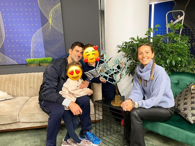 Selain mengurus kedua anaknya dengan Djokovic, Jelena juga disibukan dengan kegiatan amal. Ia membangun Novak Djokovic Foundation yang fokus membantu anak-anak kurang mampu dan meningkatkan sistem pendidikan di Serbia. Jelena juga memiliki blog di mana ia sering membagi tulisan dan pengalaman pribadi mengenai saran atau rekomendasinya. Foto: Instagram @jelenadjokovicndf