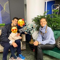 Selain mengurus kedua anaknya dengan Djokovic, Jelena juga disibukan dengan kegiatan amal. Ia membangun Novak Djokovic Foundation yang fokus membantu anak-anak kurang mampu dan meningkatkan sistem pendidikan di Serbia. Jelena juga memiliki blog di mana ia sering membagi tulisan dan pengalaman pribadi mengenai saran atau rekomendasinya. Foto: Instagram @jelenadjokovicndf