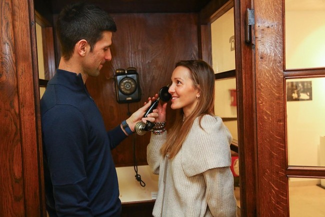 Novak dan Jelena menikah pada 2014 setelah delapan tahun bersama. Mereka sudah saling mengenal sejak SMP dan berpacaran di bangku SMA. Pasangan asal Serbia tersebut menggelar pernikahan mewah di sebuah resort di Montenegro beberapa hari setelah Novak memenangkan piala Wimbledon keduanya. Jelana memakai gaun pengantin rancangan Sarah Burton dari Alexander McQueen.Foto: Instagram @jelenadjokovicndf