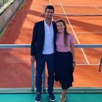 Petenis nomor satu dunia Novak Djokovic baru saja dideportasi dari Australia ke negara asalnya, Serbia. Pria tersebut pun gagal mempertahankan gelar juaranya di Australian Open 2022. Sepanjang kontroversinya karena status vaksin, Djokovic mendapat dukungan dari sang istri, Jelena Ristic. Foto: Instagram @jelenadjokovicndf