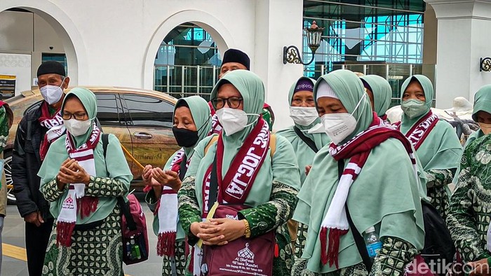 Jemaah umrah asal Yogya saat proses keberangkatan di Bandara Internasional Yogyakarta (YIA) Kulon Progo, Selasa (18/1/2022).