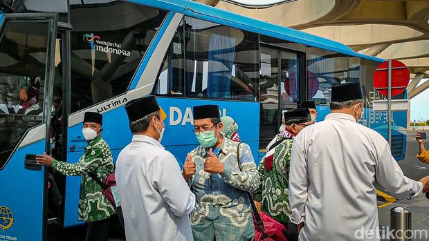 Jemaah umrah asal Yogya saat proses keberangkatan di Bandara Internasional Yogyakarta (YIA) Kulon Progo, Selasa (18/1/2022).
