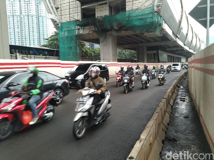 JL HR Rasuna Said ditambal aspal. (Rifqi Mahdi Rizqullah/detikcom)