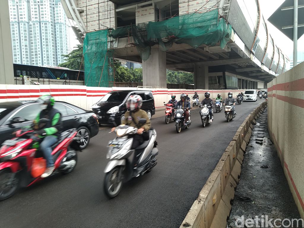 JL HR Rasuna Said ditambal aspal. (Rifqi Mahdi Rizqullah/detikcom)