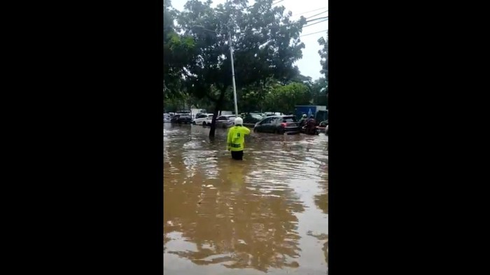 Jl Letjen R Suprapto, Cempaka Putih, Jakpus, tergenang air siang ini setinggi 70 cm per pukul 14.37 WIB (Dok. TMC Polda Metro Jaya)