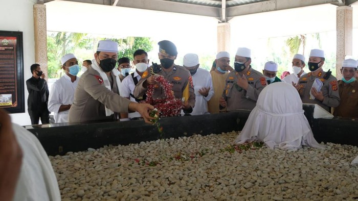 Kapolda Aceh menginisiasi pemugaran makam Habib Bugak