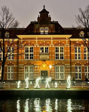 Karya Seni Cahaya Terbaik Eropa di Kanal Kota Amsterdam