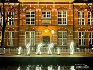 Karya Seni Cahaya Terbaik Eropa di Kanal Kota Amsterdam
