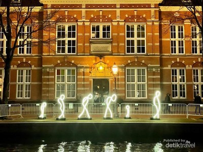 Karya Seni Cahaya Terbaik Eropa di Kanal Kota Amsterdam