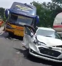 7 Kendaraan Kecelakaan Karambol Di Jombang Gegara Bus Rem Blong