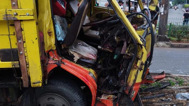 Kecelakaan truk pengangkut es batu di Lenteng Agung, Jakarta Selatan, Selasa (18/1/2022).