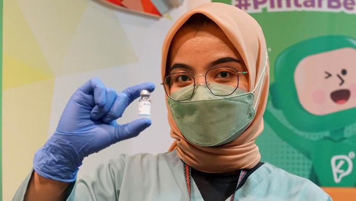 Kejar Target Vaksinasi untuk Mengurangi Risiko Penyebaran Omicron PT Kredit Pintar Indonesia memberikan bantuan berupa sejumlah vaksin Sinopharm, dosis 1 dan 2 guna mendukung Pemerintah untuk terus menekan angka penyebaran virus Covid-19 khususnya di DKI Jakarta.