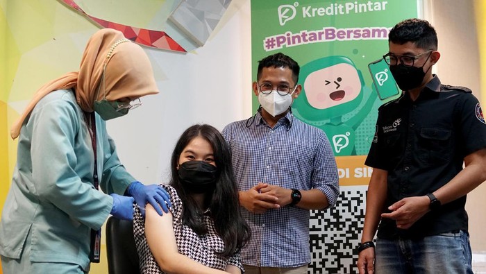 Kejar Target Vaksinasi untuk Mengurangi Risiko Penyebaran Omicron PT Kredit Pintar Indonesia memberikan bantuan berupa sejumlah vaksin Sinopharm, dosis 1 dan 2 guna mendukung Pemerintah untuk terus menekan angka penyebaran virus Covid-19 khususnya di DKI Jakarta.