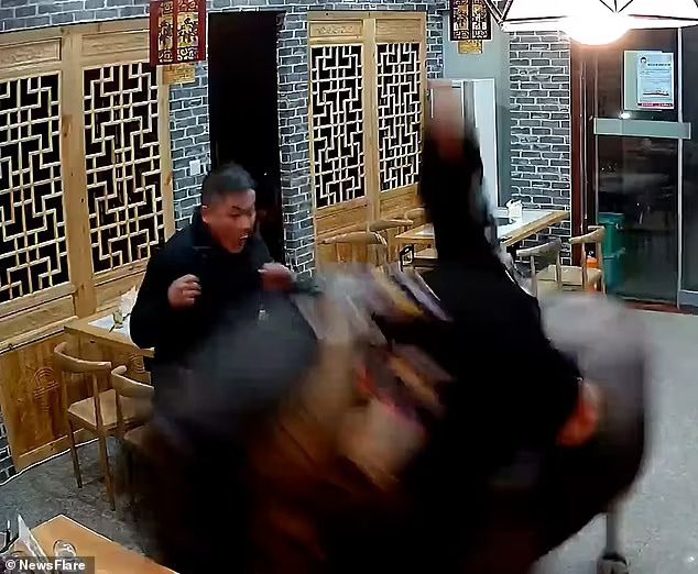 Kelar Makan, Pengunjung Ini Diseruduk Banteng di Dalam Restoran