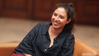 Sebelum artikel ini ditulis, mungkin tidak banyak cerita tentangnya yang muncul ke publik. Beruntungnya, mungkin karena kelelahan akibat pekerjaan, Nadine Kaiser, secara tidak sengaja, mengiyakan tawaran wawancara detikHOT. Jadilah Nadine, membuka dirinya, untuk pertama kalinya, bercerita tentang banyak hal; Susi Air, Pangandaran, ambisi pribadi, masa remajanya, hingga air mata patah hatinya kepada Indonesia.