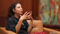 Sejak 1,5 tahun terakhir, Nadine menyudahi dulu perantauannya di Tanah Amerika dan Eropa. Dia diminta untuk kembali ke Pangandaran, melanjutkan tongkat estafet Susi Air.