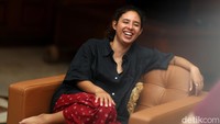 Segala hal yang berhubungan dengan aviasi sudah mendarah daging di keluarga mereka, termasuk Nadine. Baginya, aviasi bukan lagi sebatas ilmu, tapi tradisi.