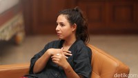 Sebagai narasumber yang pertama kali melakukan wawancara mendalam, Nadine terlihat luwes bercerita. Termasuk ketika membahas hubungannya dengan mendiang kakak laki-lakinya, Panji Hilmansyah yang meninggal pada 2016 silam, serta adik laki-lakinya Alvy Xavier yang kini bersekolah di Boston, Amerika Serikat.