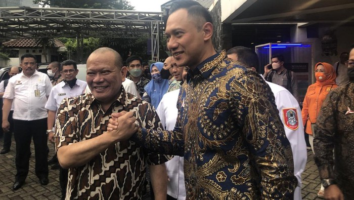Ketua Umum Partai Demokrat Agus Harimurti Yudhoyono (AHY) bertemu dengan Ketua DPD RI  La Nyalla Mattalitti di rumah dinas Ketua DPD.