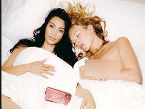 Kim Kardashian Bikin Heboh Lagi, Unggah Foto Telanjang di Kasur Bareng Kate Moss