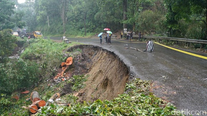 Kondisi jalan Majalengka-Cikijing tepatnya di Desa Cimeong, Kecamatan Banjaran, Kabupaten Majalengka yang ambles tergerus longsor