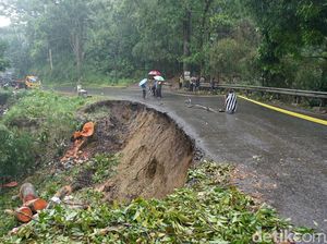 Sebulan Lebih Jalan Ambles Majalengka-Cikijing Tak Kunjung Diperbaiki