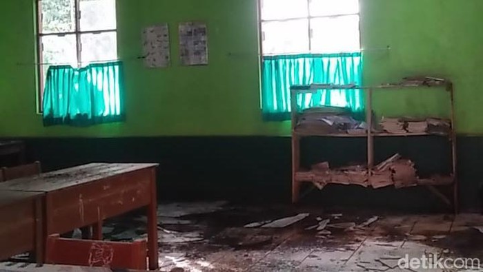 Kondisi ruangan kelas di Garawangi, Kuningan yang dirusak kawanan monyet liar