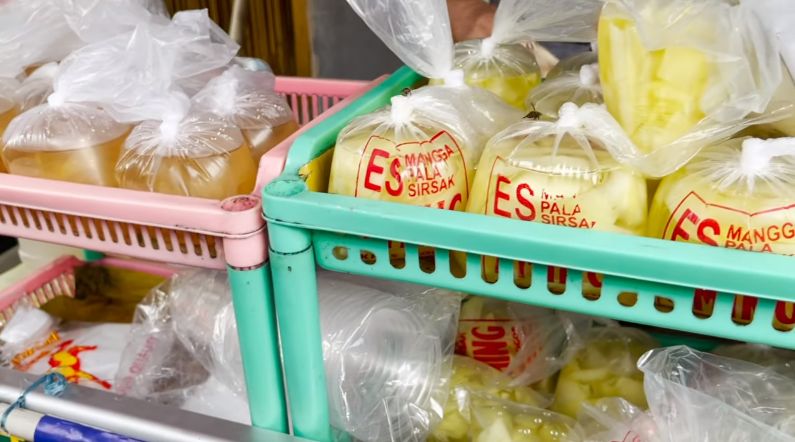 Kuliner Enak di Gang Aut Bogor, Ada Ngohiong Babi hingga Es Pala
