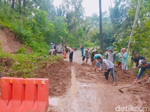Warga Gotong Royong Bersihkan Material Longsor di Tiga Titik Trenggalek