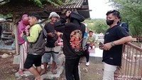 Tampak warga sekitar ramai mendatangi makam Upin Ipin. Mereka mulai berdatangan setelah makam ini ramai di media sosial.