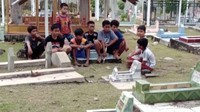 Tak hanya orang dewasa, mereka yang datang mengunjungi makam Upin dan Ipin setelah viral juga dari kalangan anak-anak.